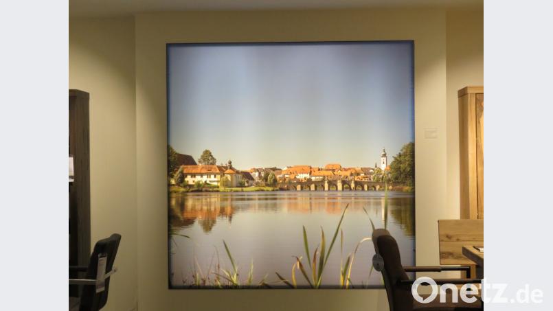 Zur Dekoration des neu umgebauten Möbelhauses hat Chef Jörg Kulzer große, von hinten beleuchtete Orts- und Landschaftsfotografien aus Tirschenreuth, wie hier den Fischhofpark, gewählt. Bild: ubb