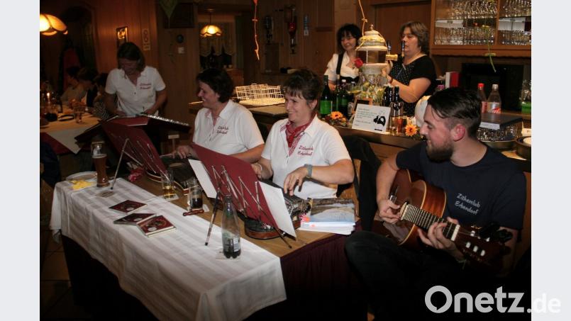 Beim Heimatabend unterhalten Veronika Hille (Hackbrett), Anita Blohmann, Heidi Banzer (beide Zither) und Erik Staufer (Gitarre). Bild: wro