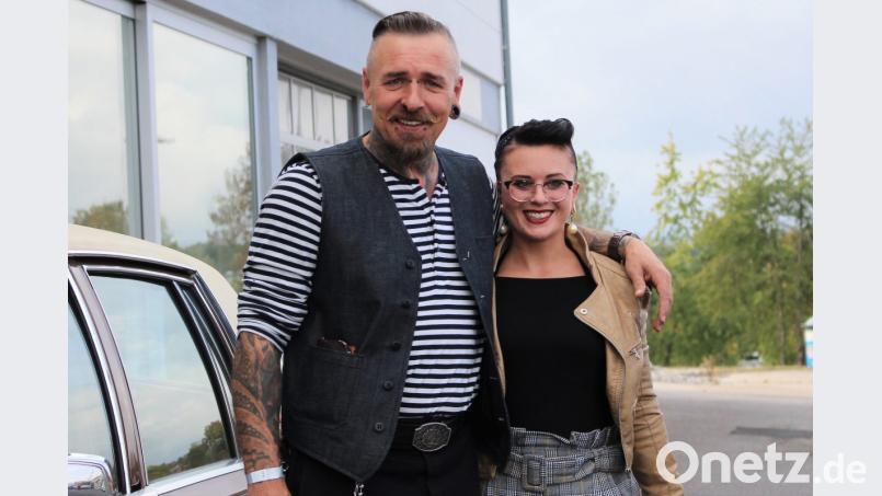 Besucher aus Tirschenreuth pflegen den Lifestyle und ihren Oldtimer. Bild: Dagmar Williamson