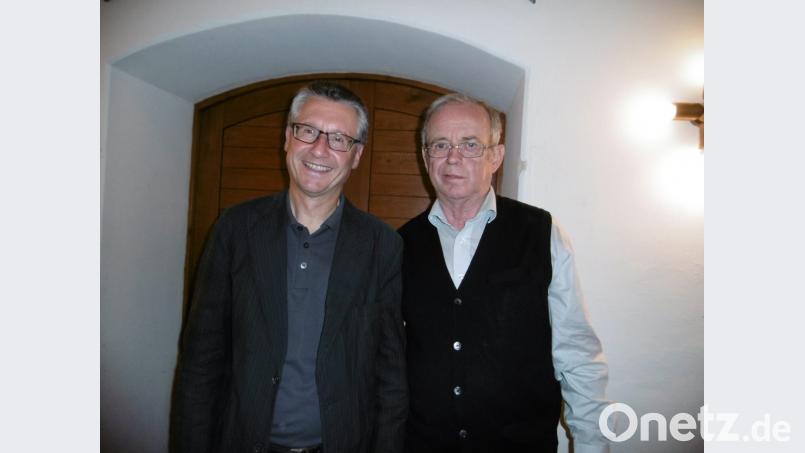 Siegfried Kratzer (rechts) hat Stefan Hirblinger ) zum Vortag &quot;Warum werden Sie nicht evangelisch?&quot; eingeladen. Bild: mma