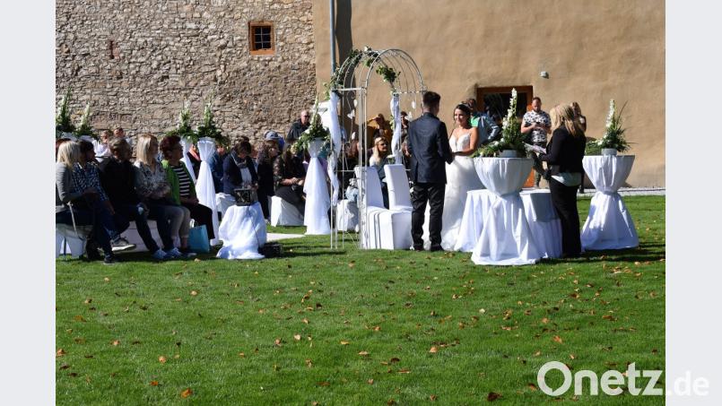 Zur Hochzeitsmesse auf dem Schlossareal gehört auch die Zeremonie einer freien Trauung mit Rednerin Gabriele Kirschner. Bild: bö