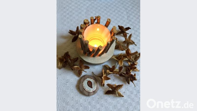 Fertig: Das Teelicht im Herbst-Arrangement verbreitet wunderbar warmes Licht. Bild: mia