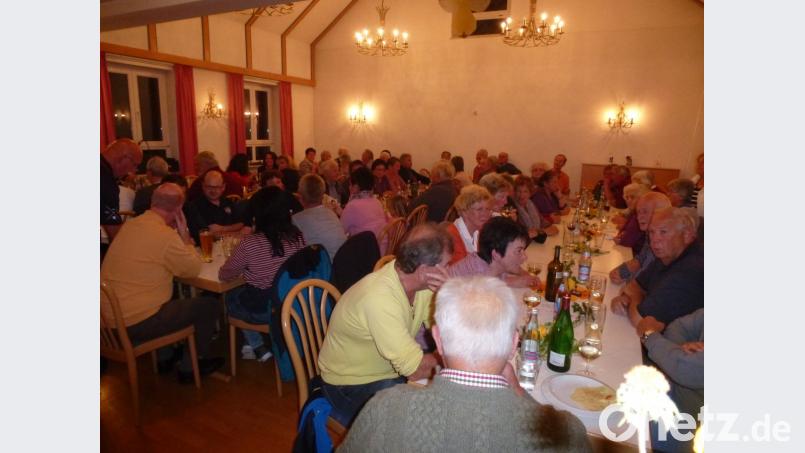 Das Weinfest ist überaus beliebt. Im Gemeindehaus gibt es kein freies Plätzchen. Bild: bk