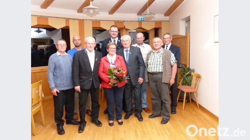 Die Vereinsabordnungen gratulieren Alfons Post (Mitte) mit Ehefrau Vroni zum 70. Geburtstag. Bild: hme