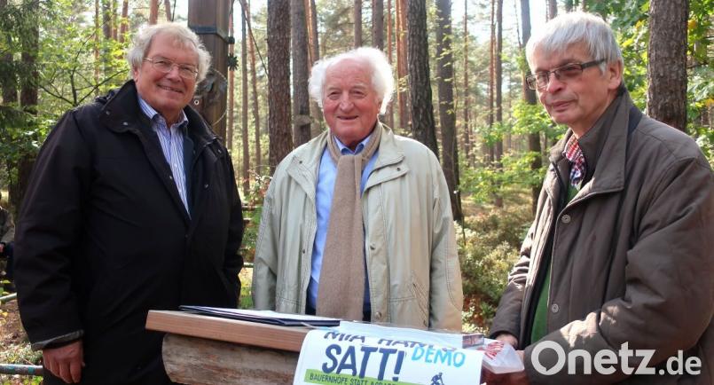 Hubert Weiger, Leo Feichtmeier und Wolfgang Nowak (von links) gestalteten die Andacht am Franiskus-Marterl. Bild: Hirsch