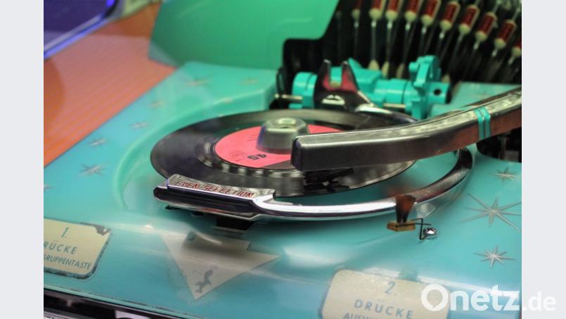 Eine Jukebox zum Ausprobieren: Organisator Andreas Prechtl stellt seine Wurlitzer und andere Musikboxen aus. Bild: Dagmar Williamson