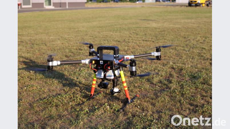 Der Multikopter des BRK-Kreisverbands Tirschenreuth ist seit 2017 in Betrieb. Er kommt unter anderem bei der Vermisstensuche, Dachbegutachtungen nach Einbrüchen, Flächenbränden, Gefahrgutunfällen sowie zur Erkundung von Rettungswegen und Besucherströmen auf Festivals zum Einsatz. Durch die Drohne kann die Eigengefährdung der Einsatzkräfte verringert werden, weil diese sich nicht in den Gefahrenbereich begeben müssen. Das Gerät misst ab Rotorspitze diagonal 1,40m, ist für Nachtflüge geeignet und mit einer Wärmebildkamera ausgestattet. Das Luftfahrtsystem kann bis zu 35 Minuten fliegen. Bild: jak