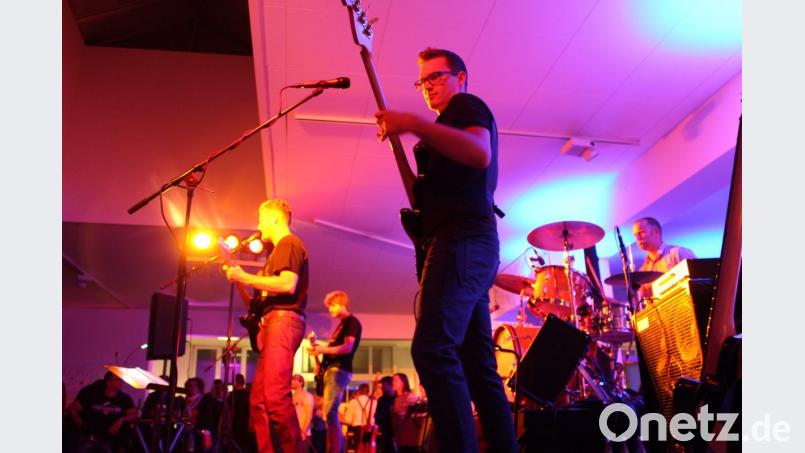 Erste Takte "Schickeria" und es gibt kein Halten mehr im ehemaligen Autohaus. Bild: Dagmar Williamson