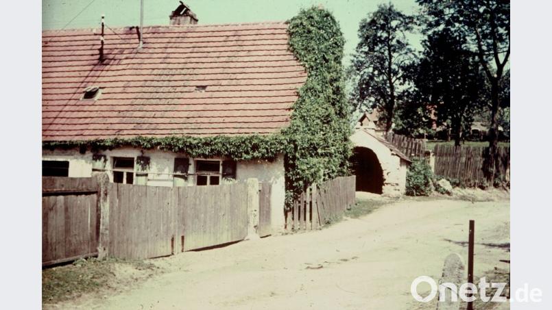 Das Bild zeigt das ehemalige Kellner-Anwesen mit Backofen nach der Eingemeindung vor 80 Jahren. Der Forst war damals ausschließlich landwirtschaftlich geprägt mit vielen Backöfen vor dem Haus. Bild: sh
