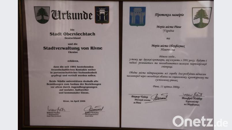 Im April 2006 ist die Partnerschaft zwischen Oberviechtach und der ukrainischen Stadt Rivne mit diesen Urkunden besiegelt worden. Durch die Ukrainehilfevereine, aber auch durch verschiedene Initiativen ist diese Partnerschaft mit Leben erfüllt worden. Bild: frd