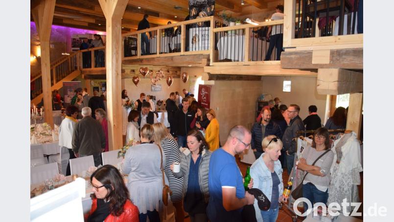 Gut 30 Aussteller sind bei der Hochzeitsmesse auf dem Hammerschlossareal in Schmidmühlen mit einem breiten Sortiment dabei. Bild: bö