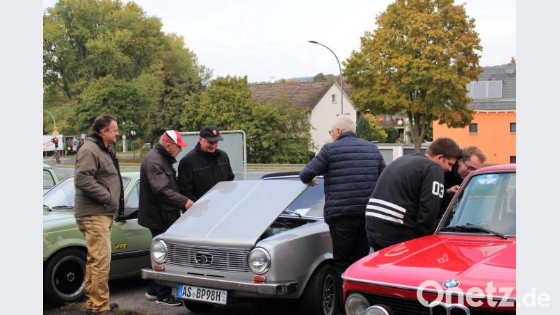 Herzeigen, fachsimpeln und Freude daran haben: Die Oldtimer-Ausstellung begeistert vor allem das männliche Geschlecht. Bild: Dagmar Williamson
