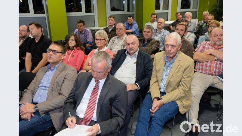 Die Größenordnung der Versammlung in der Volksschul-Aula Grafenwöhr mit zirka 150 Kommunalpolitikern ähnelte einer Parlamentssitzung. Bild: do