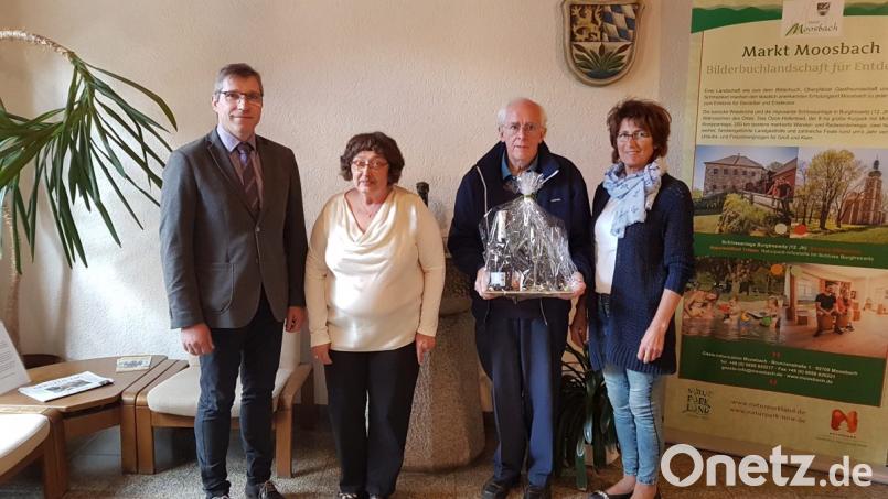 Ehepaar Ortrud Bauermann-Haag und Herbert Haag aus Oberhausen sind derzeit zum 20. Mal in der Urlaubsgemeinde Moosbach.
Bürgermeister Hermann Ach (links) dankt ihnen mit einem Sekt-Set und einer Urkunde für die Treue. Begleitet von Elisabeth Schieder (rechts). Bild: gi