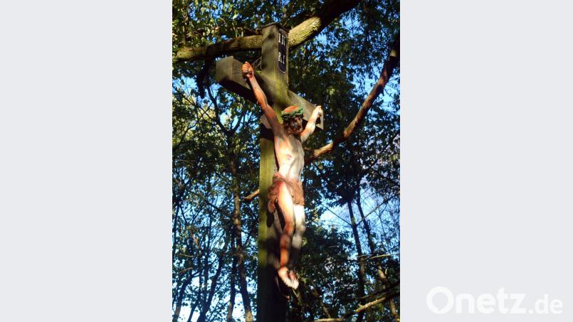 Die Spaziergänger bewundern besonders das über vier Meter hohe, in Balkenform gegossene Eisenkreuz aus der bischöflichen Eisengießerei Rozmital mit dem 130 Kilogramm schweren Christuskorpus, der ebenfalls aus Metall gefertigt ist. Bild: fjo