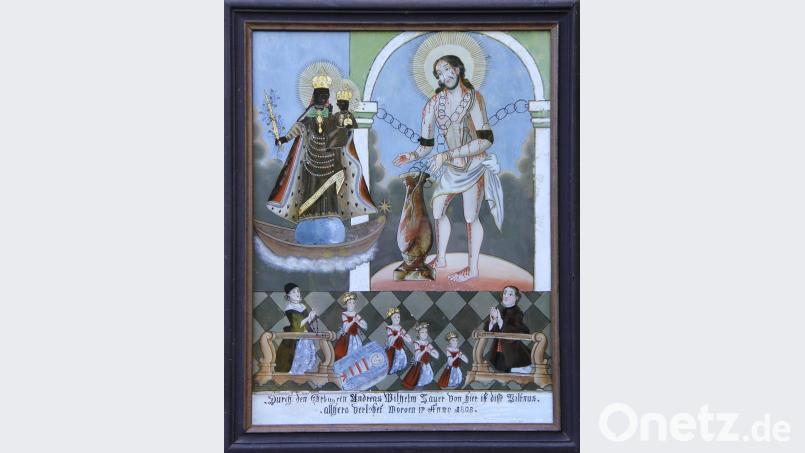 Nach erfolgter Restaurierung wieder schön und wertvoll: Ein Hinterglasbild aus der Wieskapelle. Der frühere Kreisheimatpfleger Hubert Teplitzky beschrieb das Bild: Gegeißelter Heiland und Schwarze Madonna auf Weltkugel und in Schiff. Darunter um ein totes oder krankes (Fatschen-)Kind betende Familie. Widmung: „Durch den Ehrbaren Andreas Wilhelm, Bauer von hier (Niedermurach), ist disse (dieses) „Biltnus" (Bildnis) allhero (allhier) verlobet worden in Anno 1808.“ Bild: boj