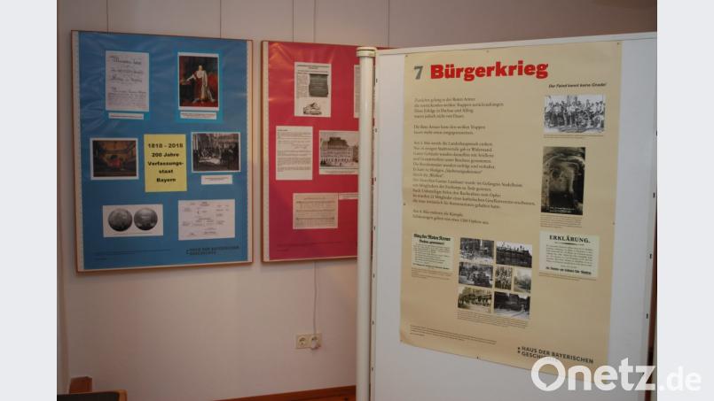 Die aktuelle Ausstellung im Vohenstraußer Heimatmuseum informiert auf vielen Schautafeln über die Geschichte der bayerischen Verfassung. Bild: tss