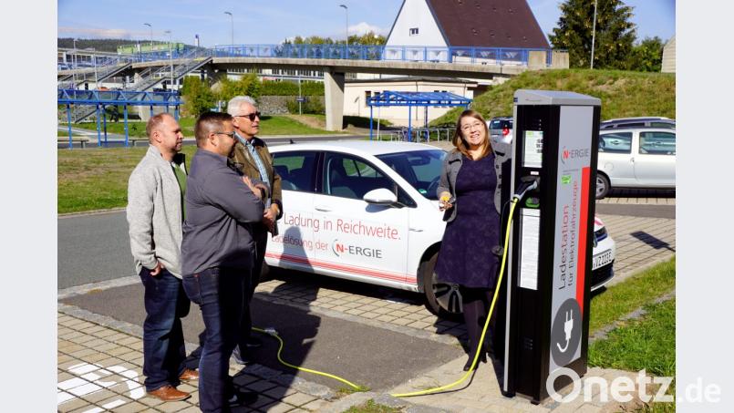 Doreen Ibrahimovic (rechts) zeigt Geschäftsstellenleiter Wolfgang Kilgert, Kämmerer Thomas Kaufmann und zweitem Bürgermeister Josef Hecht die Bedienung der Ladesäule. Bild: bkr