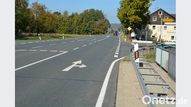 Auf der Bundesstraße 15 im Bereich der Abzweigungen nach Münchsgrün (links) und Themenreuth (rechts) fordert der Leonberger Gemeinderat aus Sicherheitsgründen eine Temporeduzierung auf 70 km/h. Bild: jr