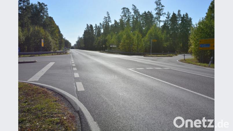 Auf der Bundesstraße 15 im Bereich der Abzweigungen nach Münchsgrün (rechts) und Themenreuth (links) fordert der Leonberger Gemeinderat aus Sicherheitsgründen eine Temporeduzierung auf 70 km/h. Bild: jr