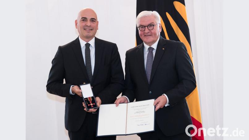 Bundespräsident Frank-Walter Steinmeier zeichnet Ulrich S. Schubert mit dem Verdienstorden der Bundesrepublik Deutschland aus. Bild: Bernd von Jutrczenka/dpa