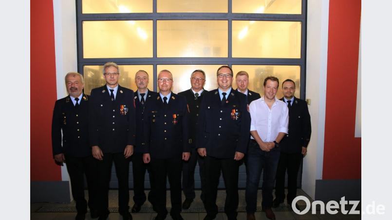 Die Geehrten mit Ehrengästen (von links): Kreisbrandrat Fredi Weiß, Wolfgang Prechtl, Manfred Richter, Kreisbrandinspektor Christof Strobl, Vilsecks 3. Bürgemeister Heinrich Ruppert, Franz-Josef Rauch, Kreisbrandmeister Jürgen Schloß, Stefan Neppl und Kreisbrandmeister Michael Iberer Bild: egl