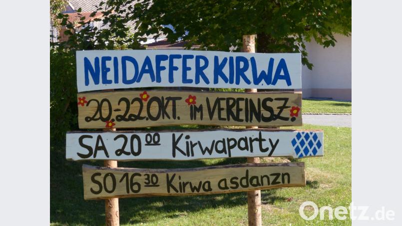 An jeder Zufahrt zu Neudorf steht eine solche Hinweistafel. Bild: hme