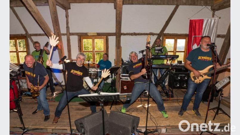 Die Rocker des &quot;Schröder Show Sextetts&quot; heizen den Gästen bei der Meisterschaftsfeier ein. Bild: dtr