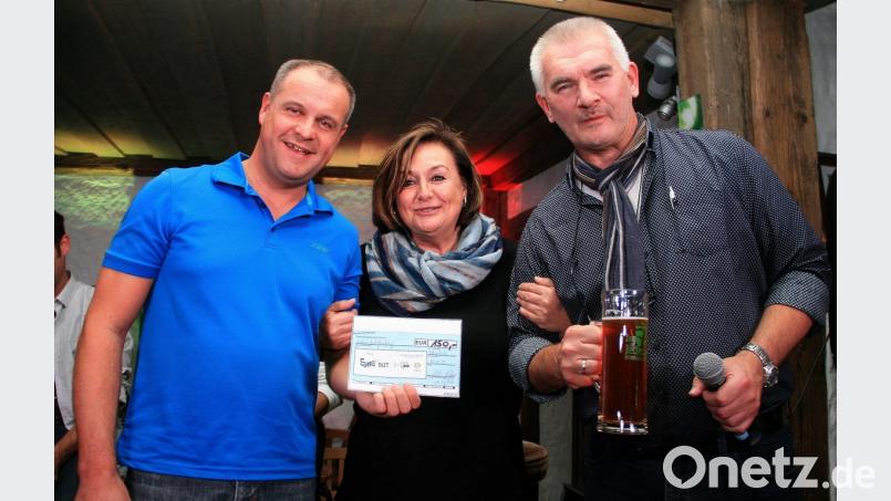 Über einen Spendenscheck über 150 Euro und weitere 150 Euro aus dem Spendentopf freut sich Nicole Fürst (Mitte), die die Summe für ein neues Kühlauto verwenden wird. Rechts im Bild Uli Roth, links Markus Schuller. Bild: wro