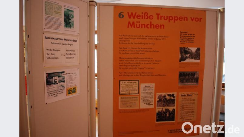 Die aktuelle Ausstellung im Vohenstraußer Heimatmuseum informiert auf vielen Schautafeln über die Geschichte der bayerischen Verfassung. Bild: tss
