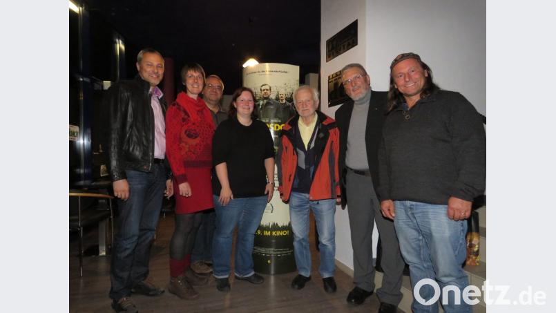 Kreisjugendringgeschäftsführer Jürgen Preisinger, Öffentlichkeitsreferentin Susanne Götte, Hans Stelzl von der KEB und Christina Ponader vom Netzwerk Inklusion (v. li. vorne.) bedanken sich bei den Zeitzeugen Charley Rottmann, Pfarrer Klaus Rettig und Pfarrer Andreas Schlagenhaufer (v. re. vorne) für ihr Kommen zum Filmgespräch. Bild: ubb