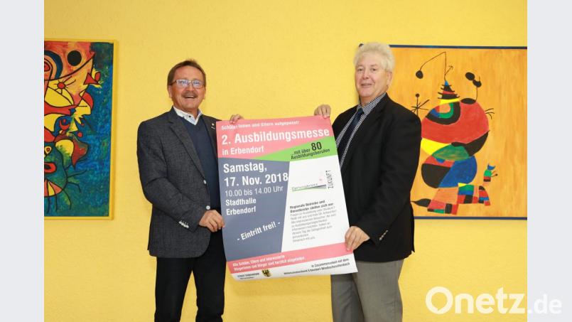 Bürgermeister Hans Donko (links) und Rektor Peter Preisinger geben sozusagen den Startschuss für die zweite Ausbildungsmesse in Erbendorf am 17. November in der Stadthalle. Bild: njn