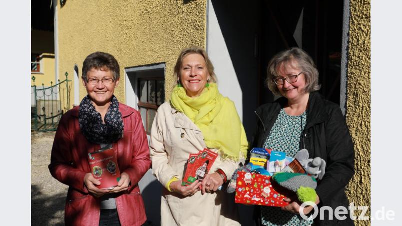 Mit dem offiziellen Start der Aktion "Weihnachten im Schuhkarton" hoffen (von links) Erna Mehlhase, Eva von Podewils und Erika Häupler auf viele, viele gefüllte Kartons. Bild: njn