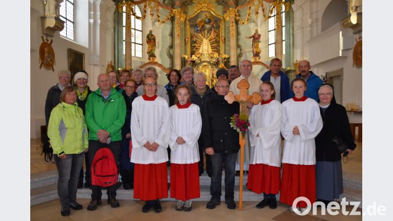 Nach dem eindrucksvollen Pilgergottesdienst auf dem Fahrenberg stellten sich Wallfahrer zum Foto zusammen. Bild: gi