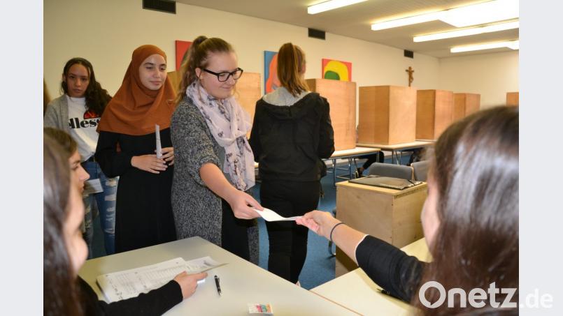 Etwa 2900 Schüler an Pestalozzi-Mittelschule, Sophie-Scholl-Realschule (hier im Bild), am Elly-, Kepler- und Augustinus-Gymnasium, an Wirtschaftsschule und an der FOS/BOS machen bei der Jugendwahl mit. Bild: Beate-Josefine Luber
