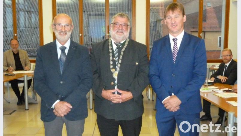 Bürgermeister Armin Schärtl (Mitte) hat die beiden neuen CSU-Stadträte Helmut Kummert (rechts) und Johann Greiner (links) vereidigt. Bild: Portner