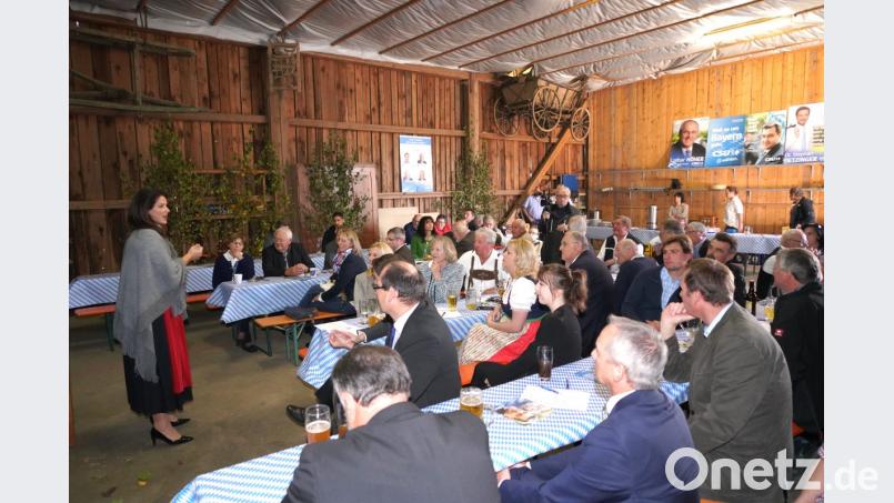 Vor den Parteifreunden des CSU-Kreisverbands spricht die Staatsministerin in Woppenrieth. Bild: fvo
