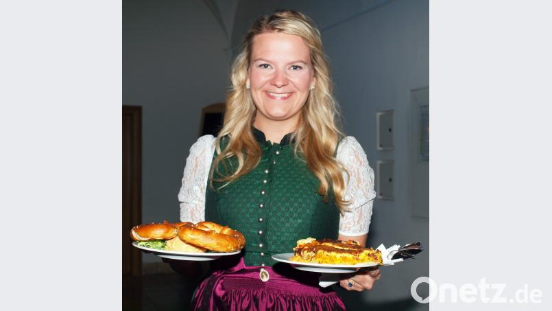 Obatzdn mit Breze und andere Leckereien serviert hier mit einem Lächeln Bedienung Lisa. Bild: sön