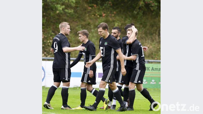 Jubelnde Ammerthaler: Die DJK ist seit fünf Spielen unbesiegt. Bild: Hubert Ziegler