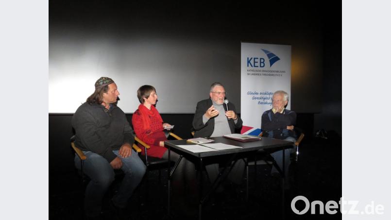 Moderatorin Susanne Götte (2 v. li.) stellte den Zeitzeugen Charley Rottmann, Pfarrer Klaus Rettig und Pfarrer Andreas Schlagenhaufer (v. li.) Fragen zur Zeit des WAA-Widerstandes. Bild: ubb