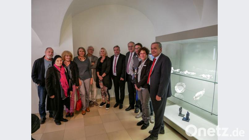 Es präsentieren und bewundern die Kunstwerke (von links): Udo Binder, Christine Coscin, Maria Weber, Irene Fritz, Wolfgang Herzer, Marthe Leithenmayr, Rolf Schmidt (Oberbürgermeister Annaberg-Buchholz), Bürgermeister Lothar Höher, Axel T. Schmidt, Stefanie Dietz (Leiterin des Keramik-Museums) und Weidens Oberbürgermeister Kurt Seggewiß. Bild: otj