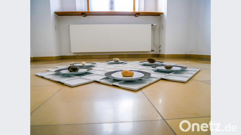 In der Ausstellung „Über den Tellerrand“ spielt Axel T. Schmidt mit den Gegensätzen der Materialien: Der Stein und das fragile Porzellan bilden eine ästhetische Einheit, die nicht zwangsläufig in Scherben endet. Bild: otj