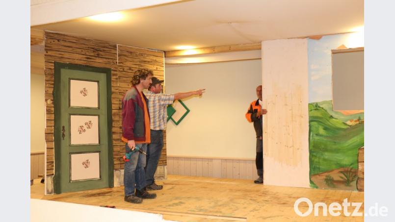 Die Wände für die Theaterbühne stehen bereits. Dann treten Marga Boemmel und Albert Stich in Aktion und malen das neue Bühnenbild auf. Ab 10 November wird gespielt. Bild: rpp