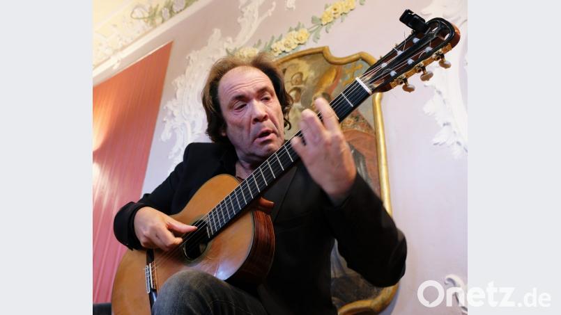 Die unglaubliche Klangvielfalt seines Instruments stellte der klassische Gitarrenvirtuose Philippe Cornier bei einem Konzert in Speinshart zum Tag der Deutschen Einheit unter Beweis. Bild: do