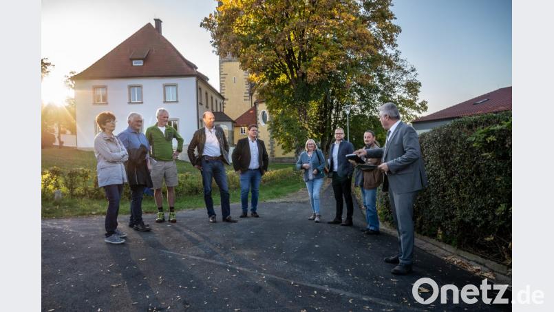 Die Mitglieder des Bauausschuss Floß bei der Ortsbesichtigung am Kirchsteig Bild: pml