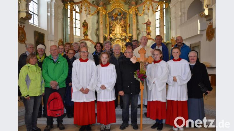 Nach dem eindrucksvollen Pilgergottesdienst auf dem Fahrenberg stellten sich Wallfahrer zum Foto zusammen. Bild: gi
