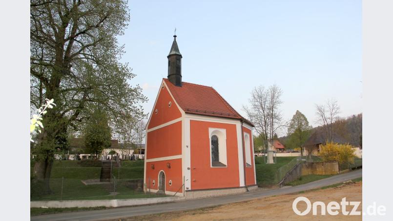 Die Wieskapelle „Zum gegeißelten Heiland“ in der Parkanlage des Friedhofs: Eine mächtige Linde, die wohl so alt ist wie die Kapelle (265 Jahre), steht wie eine Beschützerin vor dem Bauwerk. Bild: boj