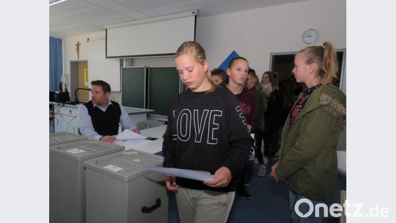 Die Qual der Wahl beim Weg zur Wahlkabine. Bild: ubb