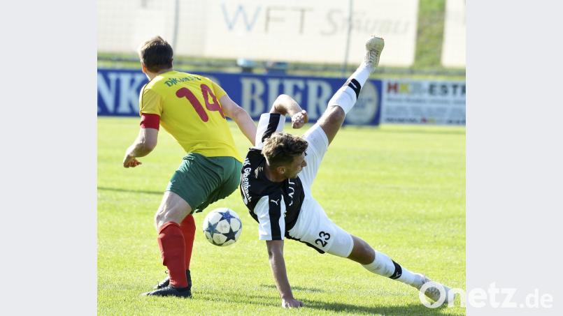 Von „A“ wie Abtswind bis „W“ wie Würzburger Kickers II: Die letzten zehn Gegner versuchten es vergeblich, die DJK Gebenbach (im Bild rechts Jonas Lindner) zu Fall zu bringen. Bild: Hubert Ziegler