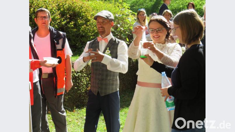 Mit Spritzen versuchen Franziska und Michael eine Becherpyramide zum Einsturz zu bringen. Bild: exb